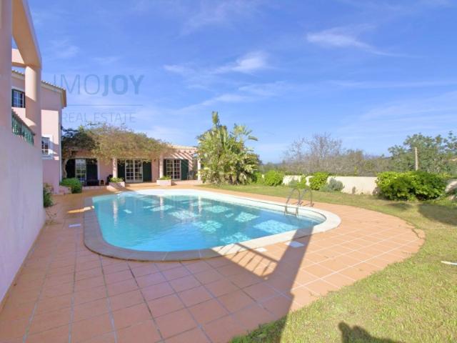 Excelente Moradia com terreno e piscina no concelho de Lagoa