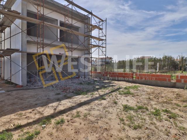 Excelente Moradia com três SUITES, espaço exterior, vista desafogada e apenas a 3 minutos da Praia Silveira