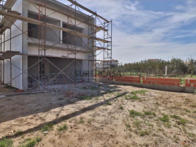 Excelente Moradia com três SUITES, espaço exterior, vista desafogada e apenas a 3 minutos da Praia Silveira