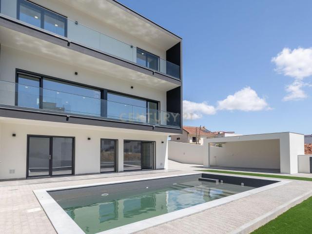 Excelente moradia Construção Nova com Piscina