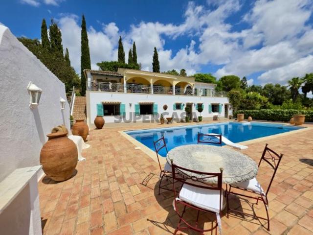 EXCELENTE MORADIA DE 4 QUARTOS COM PISCINA, GARAGEM, ANEXO E VISTAS SOBRE A PAISAGEM ENVOLVENTE