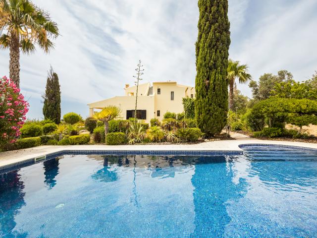 Excelente moradia de 3 suites, localizada a apenas alguns minutos de Loulé e Vilamoura