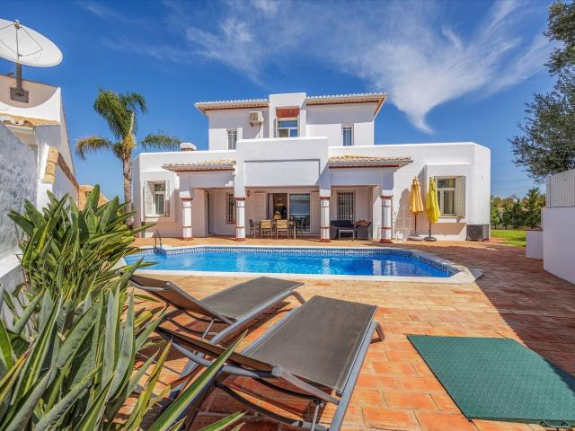 Excelente moradia de quatro quartos com piscina privada e ga. 277m² Guia