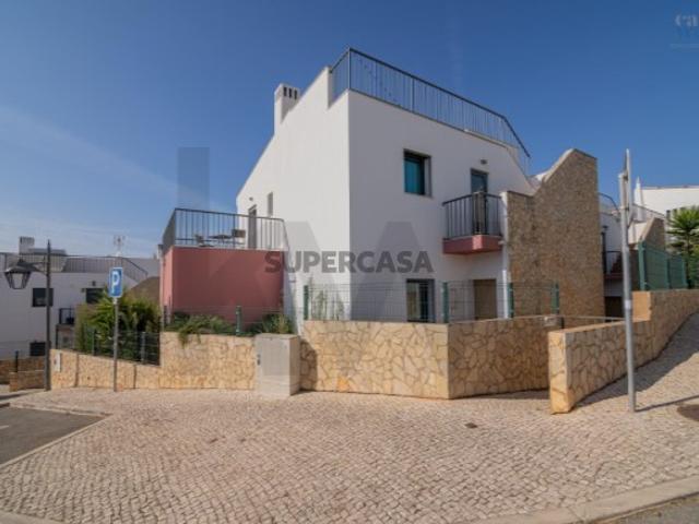 Excelente Moradia em Condominio Fechado