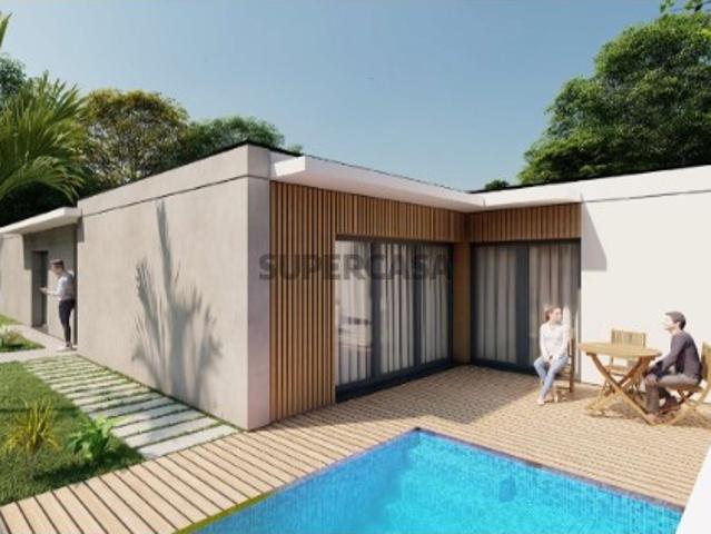 Excelente moradia independente T3 com áreas generosas, piscina e ótima exposição solar