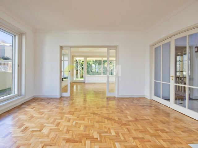 Excelente moradia muito bem localizada, de 3 frentes, 3 pisos, completamente renovada