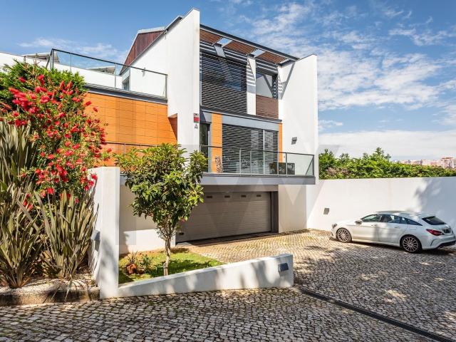 Excelente moradia no Oeiras Golf, na Av. ª Casal de Cabanas – Barcarena