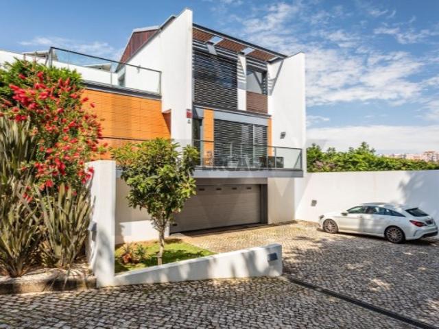 Excelente moradia no Oeiras Golf, na Av. ª Casal de Cabanas Barcarena