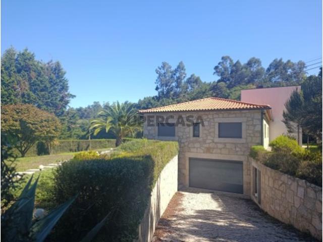 Moradia com terreno envolvente, espaços amplos e excelente potencial
