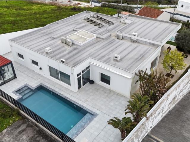 Excelente Moradia / Quintinha com Piscina, com 2392m2 de área de terreno, vista deslumbrante