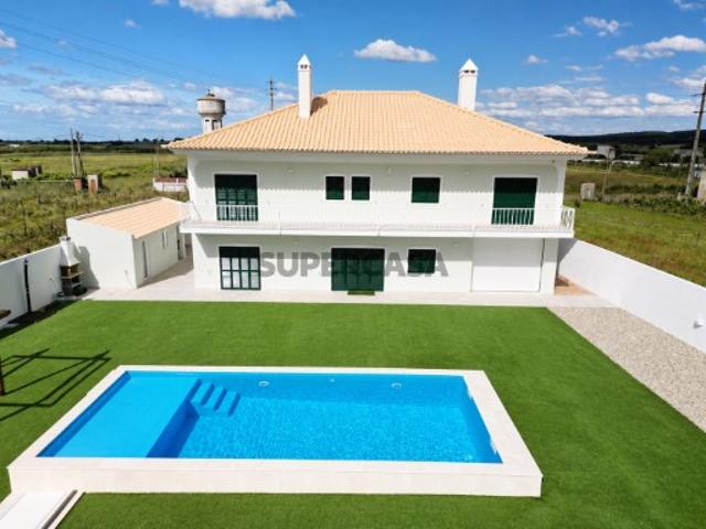 Excelente nova moradia T5 com piscina, em lote 7580m2, em Alpiarça, Santarém
