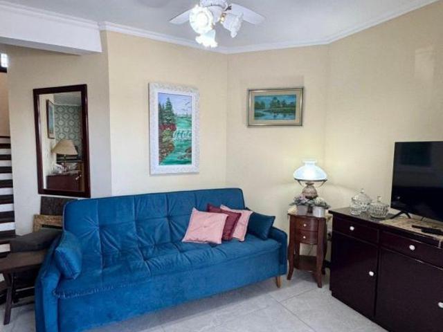 Excelente sobrado á 2 quadras da praia, com 2 quartos com sacada