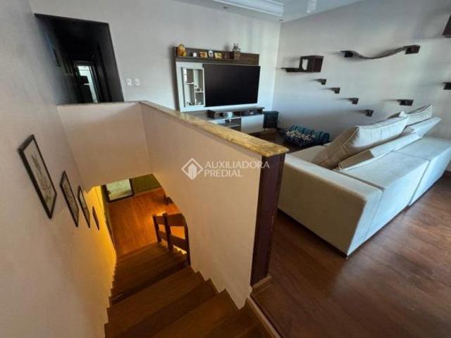 Excelente sobrado no bairro Nova Petrópolis, com 366 m² de área construída em terreno de 125 m²