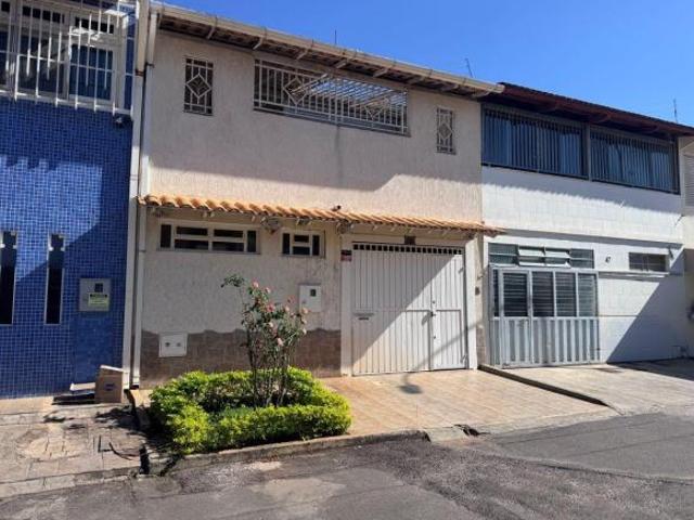 Excelente Sobrado Reformado no SHIGS 704 Bloco E
