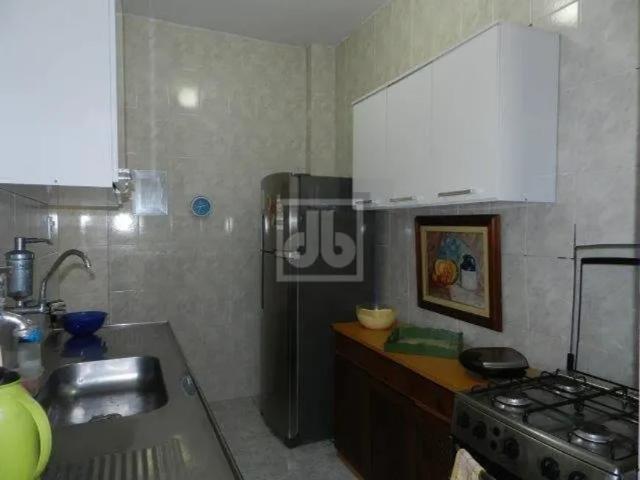 Excelente sala em 2 ambientes quarto amplo original 02 quartos totalmente reformado jbf268