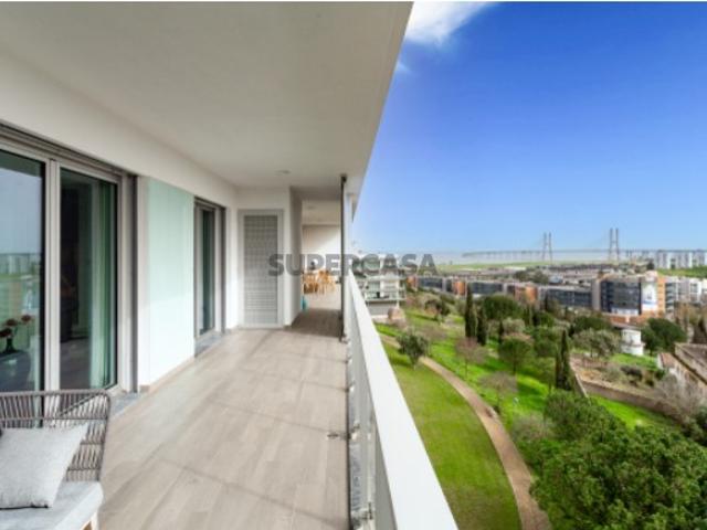 Excelente Penthouse T4 com Terraço Privativo, Varanda, Box, Vista Rio, Quinta da Parreirinha