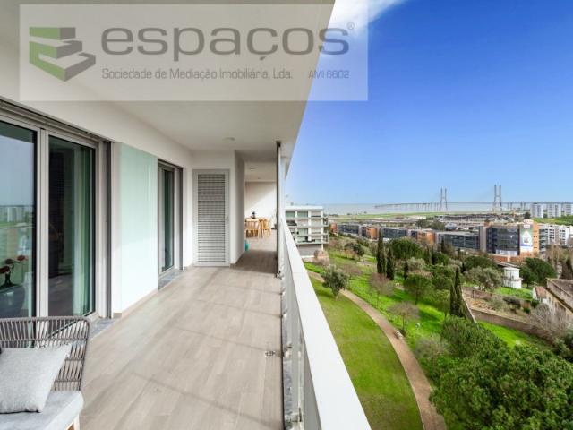 Excelente Penthouse T4 com Terraço Privativo, Varanda, Box, Vista Rio, Quinta da Parreirinha