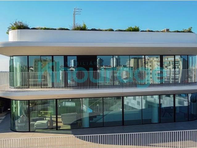 Excelente Penthouse T5 Duplex com estacionamentos e Piscina Privada