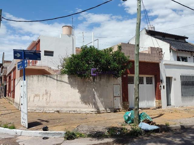 Excelente PH tipo casa de 3 ambientes en esquina con patio y cochera