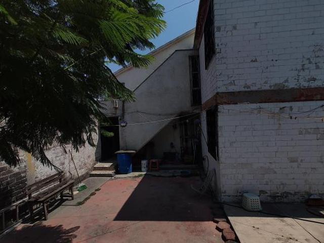 EXCELENTE PROPIEDAD CON AMPLIOS ESPACIOS INTERIORES Y DOBLE PATIO