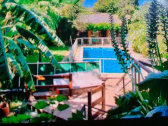 EXCELENTE PROPIEDAD CON GARAGE,PARQUE Y PISCINA