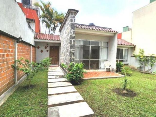 Excelente propiedad en Clavijero. 2 casas, jardín y cochera para 8 autos