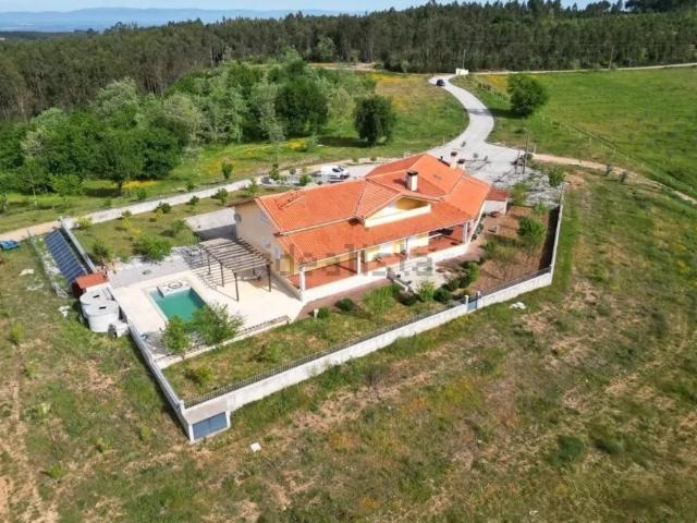 Excelente propriedade com 4 quartos e piscina numa localizaç. 310m² Nogueira Do Cravo