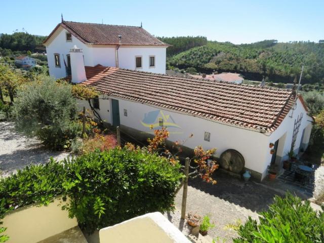 Excelente propriedade com 5 quartos, anexo independente, piscina e 7.000 m² de terreno