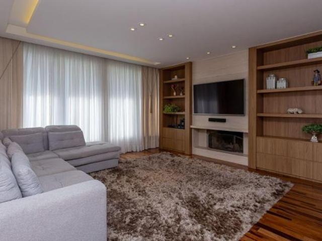 Excelente residência, com 04 suites e terreno de 700m2