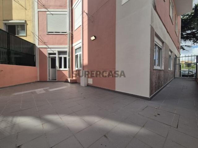 Excelente T1 completamente remodelado com um terraço de 44,2m2 em prédio remodelado Amadora 5min a pé da Estação CP