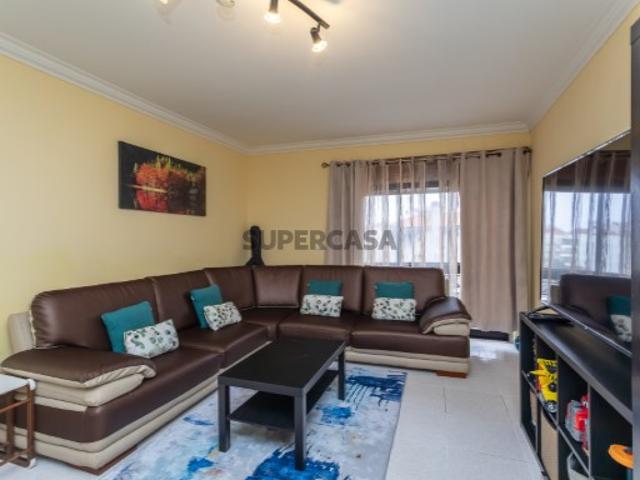 Excelente T2 com áreas generosas na Tapada das Mercês Ideal para Habitação Própria ou Investimento