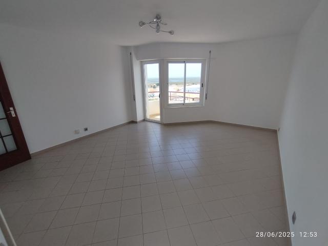 Excelente T2 com vista mar, em último piso para arrendamento anual