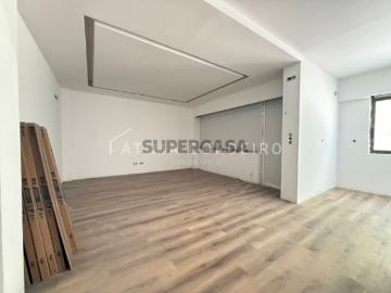 Excelente T2 com 95m2 em fase final de remodelação no centro da Costa da Caparica