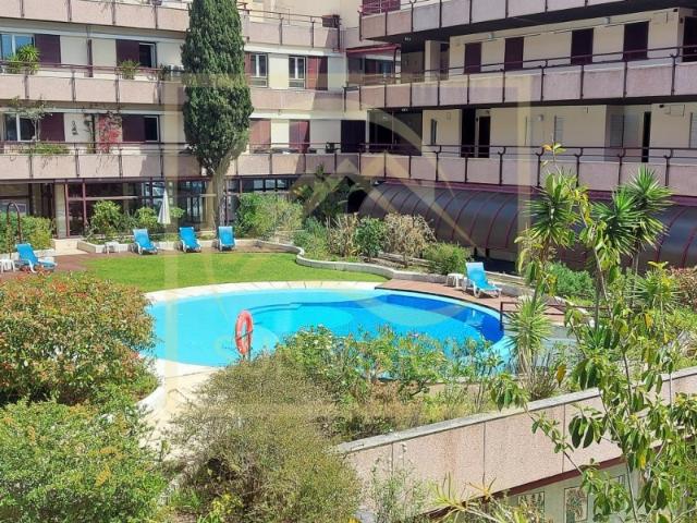 Excelente T2 Mobilado, em condomínio de luxo com jardim e piscina junto à praia e Casino Estoril