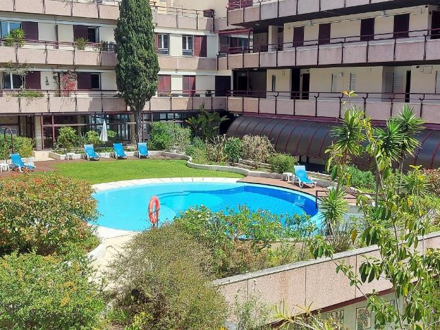 Excelente T2 Mobilado, em condomínio de luxo com jardim e piscina junto à praia e Casino Estoril