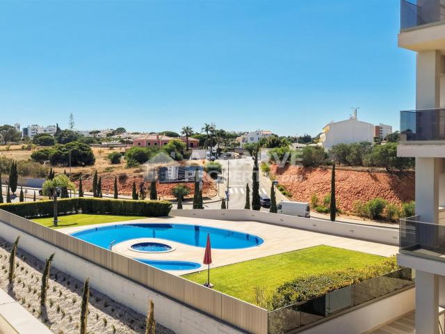 Excelente T2 Moderno com amplo terraço perto da Praia — Quar. 108m² Quarteira