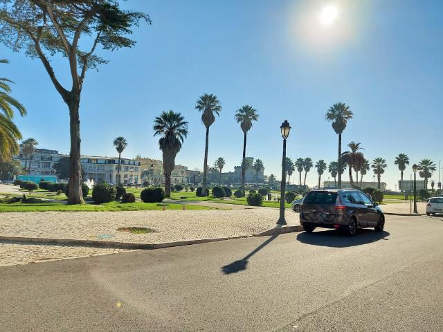 Excelente T2 renovado, em condomínio de luxo com jardim e piscina junto à praia e Casino Estoril