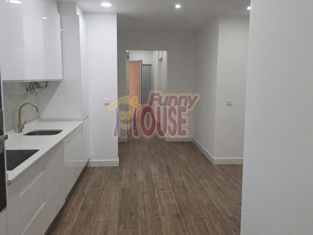 Excelente T2 Totalmente Remodelado com Logradouro