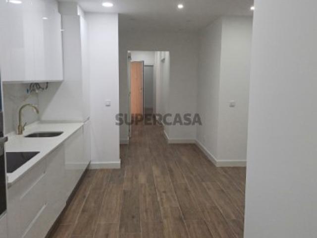 Excelente T2 Totalmente Remodelado com Logradouro