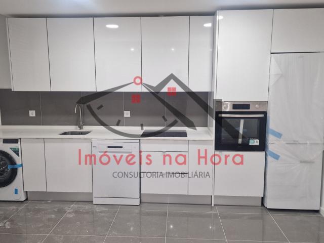 Excelente T2 Totalmente Renovado com Vista Aberta e Muita Luz na Amadora