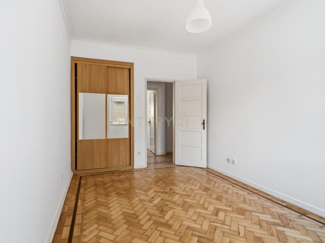 Excelente T3 com Potencial T4 para Arrendamento na Avenida Óscar Monteiro Torres Lisboa
