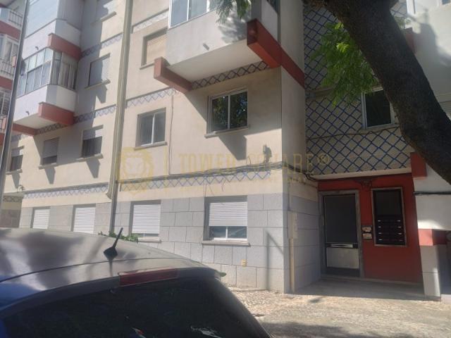 Excelente T3 em remodelação total na Amadora