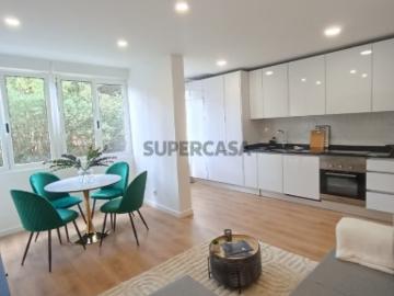 Excelente T3 totalmente Remodelado,com Varanda