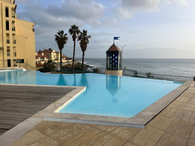 Excelente T4 renovado em condomínio privado com garagem, vista mar 1ª linha em condomínio com jardim, piscina e segurança 24 h