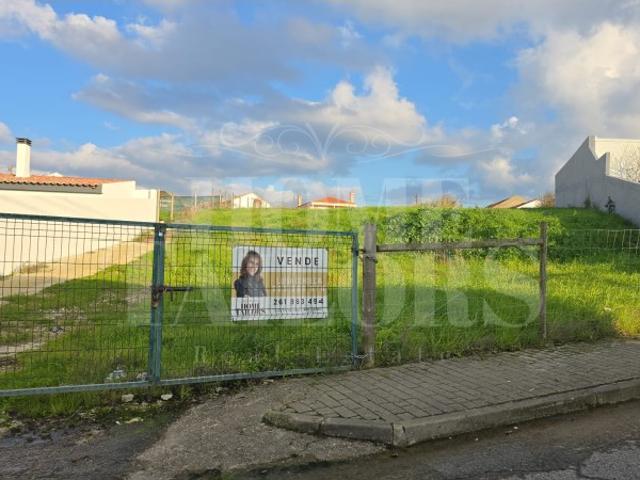 Terreno Urbano de 2280 m² em Zona Tranquila da Coutada!
