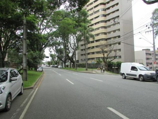 Excelente Terreno com Loja Para Venda no Bairro Água Verde Curitiba/PR