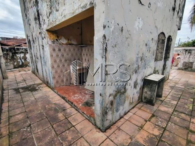 Excelente terreno com um sobrado isolado aproximadamente 300 metros da praia para reforma ou constr