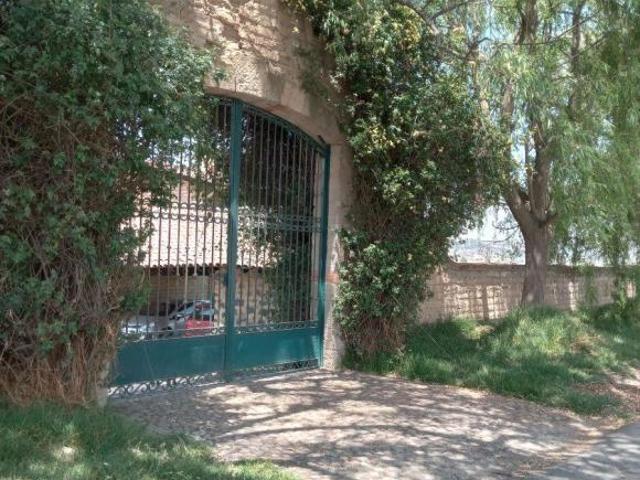 Excelente terreno con una casa impecable, totalmente plano, se puede fraccionar, uso múltiple