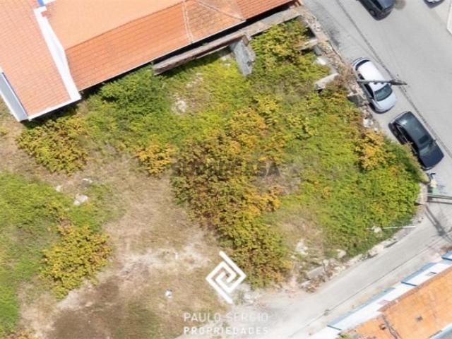 Excelente terreno de 220m2 de gaveto para construção, em Vilar do Paraíso, próximo ao Porto