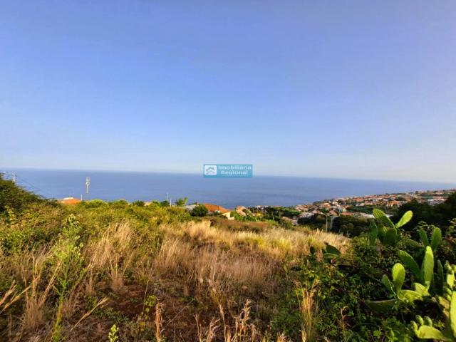 Excelente Terreno para Moradia Unifamiliar ou 2 Moradias Geminadas com ampla vista mar